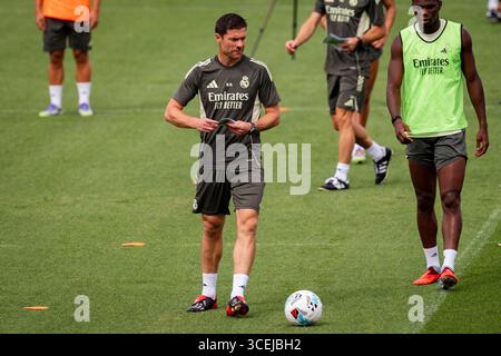 Valdebebas, Spagna. 18 agosto 2025. Xabi Alonso, capo allenatore del Real Madrid, visto in azione durante la sessione di allenamento in vista della partita LaLiga EA Sports contro CA Osasuna al Ciudad Real Madrid. (Foto di Alberto Gardin/SOPA Images/Sipa USA) credito: SIPA USA/Alamy Live News Foto Stock