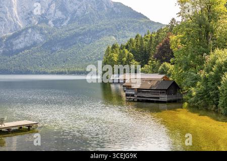 Lago di Altaussee con le barche sulla riva, circondato da montagne boscose, Altaussee, Stiria, Austria Foto Stock