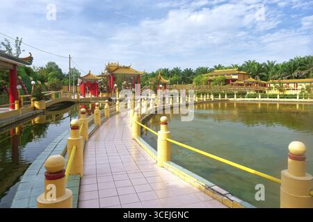 Abbiamo visto Hock Yeen, noto tempio di Confucio per aver portato fortuna agli studenti, chiosco e ponte, Chemor, Perak, Malesia Foto Stock