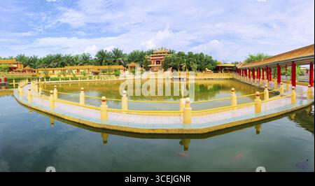 Abbiamo visto Hock Yeen, famoso tempio di Confucio per aver portato fortuna agli studenti, Bridge and Pond, Chemor, Perak, Malesia Foto Stock