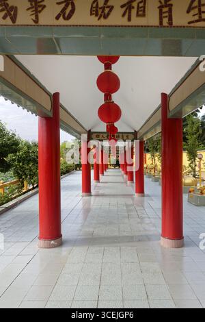 Abbiamo visto Hock Yeen, noto tempio di Confucio per aver portato fortuna agli studenti, Colonnato, Chemor, Perak, Malesia Foto Stock