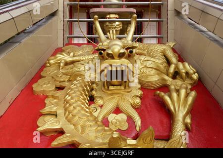 Abbiamo visto Hock Yeen, famoso tempio di Confucio per aver portato fortuna agli studenti, la statua del drago, Chemor, Perak, Malesia Foto Stock