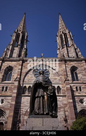 Monumento, statua di Charles Emile Freppel, teologo e vescovo di Angers, di fronte alla chiesa Eglise Saints Pierre et Paul, St. Peter et St. Pau Foto Stock