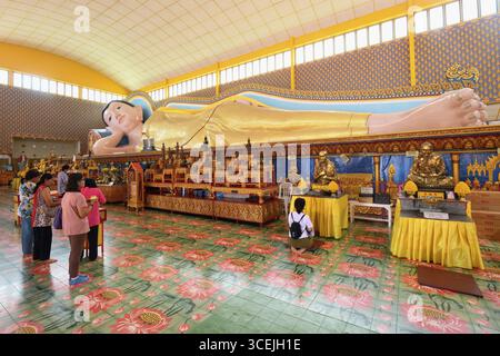 Buddha reclinabile, Tempio buddista tailandese Wat Chaiyamangalaram, George Town, Penang, Malesia Foto Stock