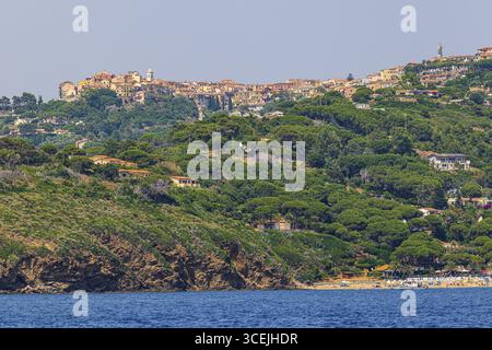 Il paese di Capoliveri su un crinale di montagna, Isola d'Elba, Parco Nazionale dell'Arcipelago Toscano, Toscana, Italia Foto Stock
