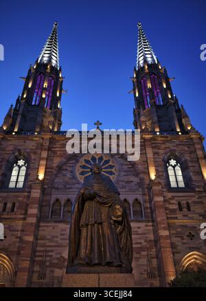 Monumento, statua di Charles Emile Freppel, teologo e vescovo di Angers, di fronte alla chiesa Eglise Saints Pierre et Paul, St. Peter et St. Pau Foto Stock