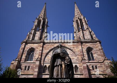 Monumento, statua di Charles Emile Freppel, teologo e vescovo di Angers, di fronte alla chiesa Eglise Saints Pierre et Paul, St. Peter et St. Pau Foto Stock