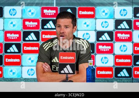 Valdebebas, Spagna. 18 agosto 2025. Xabi Alonso, capo allenatore del Real Madrid, parla durante la conferenza stampa in vista della partita LaLiga EA Sports contro CA Osasuna al Ciudad Real Madrid. Credito: SOPA Images Limited/Alamy Live News Foto Stock