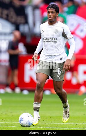 Enschede, Paesi Bassi. 17 agosto 2025. ENSCHEDE, PAESI BASSI - 17 AGOSTO: Ryan Flamingo del PSV durante la partita olandese Eredivisie tra FC Twente e PSV al Grolsch veste il 17 agosto 2025 a Enschede, Paesi Bassi. (Foto di Joris Verwijst/Orange Pictures) credito: Orange Pics BV/Alamy Live News Foto Stock