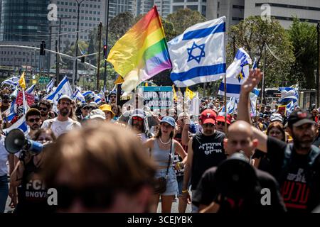 Tel Aviv, Israele. 17 agosto 2025. I manifestanti israeliani marciano durante una manifestazione a Tel Aviv, domenica 17 agosto 2025, invitando il primo ministro israeliano Benjamin Netanyahu a porre fine alla guerra a Gaza e a liberare tutti i 50 ostaggi israeliani detenuti da Hamas dal 7 ottobre 2023. Domenica, in quello che è stato il giorno più importante della mobilitazione nazionale, oltre un milione di persone si sono riversate nelle strade del paese per chiedere un accordo per il rilascio di ostaggi e la fine della guerra a Gaza. Foto di Eyal Warshavsky. Crediti: Eyal Warshavsky/Alamy Live News Foto Stock