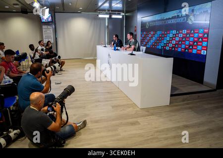 Valdebebas, Spagna. 18 agosto 2025. Xabi Alonso, capo allenatore del Real Madrid, ha parlato durante la conferenza stampa in vista della partita LaLiga EA Sports contro CA Osasuna al Ciudad Real Madrid. (Foto di Alberto Gardin/SOPA Images/Sipa USA) credito: SIPA USA/Alamy Live News Foto Stock