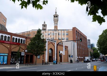 London Muslim Centre in Whitechapel High Street il 4 agosto 2025 a Londra, Regno Unito. La East London Mosque si trova nel London Borough of Tower Hamlets tra Whitechapel e Aldgate East. Insieme all'adiacente London Muslim Centre e al Maryam Centre, è una delle moschee più grandi d'Europa. Foto Stock
