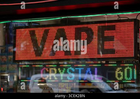 Vape shop che vende prodotti per lo svapo, tra cui sigarette elettroniche, succo di vape e penne usa e getta vape il 5 agosto 2025 a Londra, Regno Unito. Lo svapo è spesso visto come un'alternativa sicura o più sicura al fumo. È anche relativamente nuovo per il mercato, che ha colpito solo il mainstream negli ultimi dieci anni circa. Le penne monouso sono dispositivi non ricaricabili che generalmente vengono forniti riempiti con liquido elettronico. Recentemente si è discusso molto in termini di salute pubblica, in particolare per quanto riguarda la disponibilità di prodotti vape per i bambini, in particolare vapori usa e getta. Foto Stock