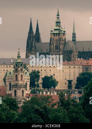 Cattedrale di San Vito, che domina il castello di Praga e la chiesa di San Nicola, Praga, Cechia, Europa, UE. Foto Stock