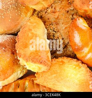 Molti tipi di pane e panini miscelati sparati dall'alto. pasticceria di fondo Foto Stock