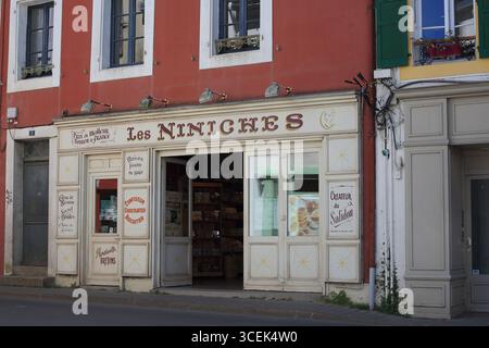 Shopping in Place de l'Hotel de Ville, le Palais, Belle Ile en Mer, Morbihan, Bretagna, Francia Foto Stock