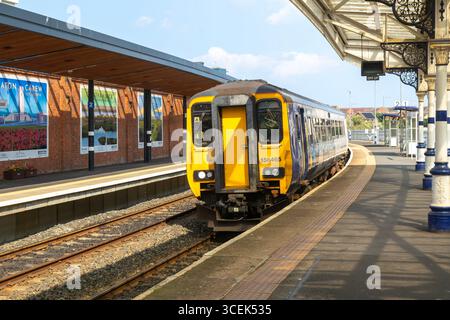 Train 156465 DMU, Northern Trains Class 156 Super Sprinter, piattaforma della stazione ferroviaria, Hartlepool, County Durham, Inghilterra, REGNO UNITO Foto Stock