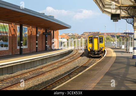 Train 156465 DMU, Northern Trains Class 156 Super Sprinter, piattaforma della stazione ferroviaria, Hartlepool, County Durham, Inghilterra, REGNO UNITO Foto Stock