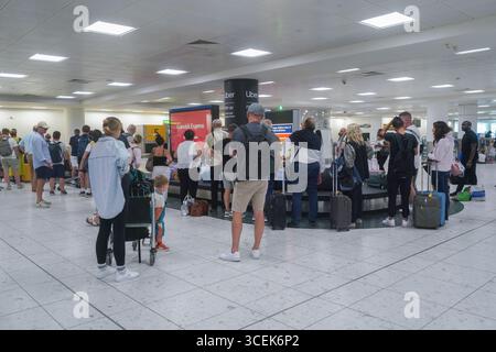 Gatwick, Regno Unito 18 agosto 2025. I passeggeri in attesa di ritirare i loro bagagli agli arrivi del Terminal Sud dell'aeroporto di Gatwick. I gestori dei bagagli rappresentati dall' Unione delle TIC hanno sospeso lo sciopero che avrebbe avuto luogo dal 22 -26 agosto dopo che è stata presentata una nuova offerta di pagamento . Amer Ghazzal/Alamy Live News Foto Stock