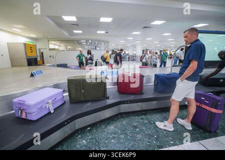 Gatwick, Regno Unito 18 agosto 2025. I passeggeri in attesa di ritirare i loro bagagli agli arrivi del Terminal Sud dell'aeroporto di Gatwick. I gestori dei bagagli rappresentati dall' Unione delle TIC hanno sospeso lo sciopero che avrebbe avuto luogo dal 22 -26 agosto dopo che è stata presentata una nuova offerta di pagamento . Amer Ghazzal/Alamy Live News Foto Stock