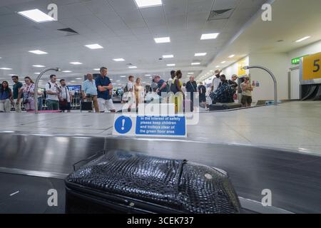 Gatwick, Regno Unito 18 agosto 2025. I passeggeri in attesa di ritirare i loro bagagli agli arrivi del Terminal Sud dell'aeroporto di Gatwick. I gestori dei bagagli rappresentati dall' Unione delle TIC hanno sospeso lo sciopero che avrebbe avuto luogo dal 22 -26 agosto dopo che è stata presentata una nuova offerta di pagamento . Amer Ghazzal/Alamy Live News Foto Stock