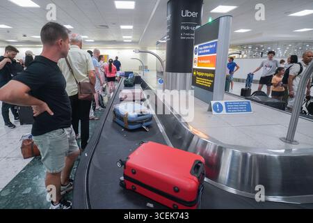 Gatwick, Regno Unito 18 agosto 2025. I passeggeri in attesa di ritirare i loro bagagli agli arrivi del Terminal Sud dell'aeroporto di Gatwick. I gestori dei bagagli rappresentati dall' Unione delle TIC hanno sospeso lo sciopero che avrebbe avuto luogo dal 22 -26 agosto dopo che è stata presentata una nuova offerta di pagamento . Amer Ghazzal/Alamy Live News Foto Stock