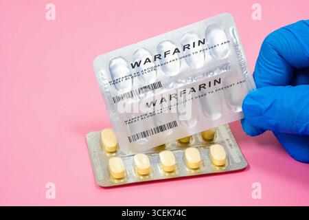 Warfarin un anticoagulante usato per prevenire e curare i coaguli di sangue. pillole Foto Stock
