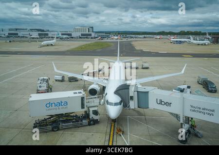 Gatwick, Regno Unito 18 agosto 2025. Un aereo passeggeri al cancello del Terminal Sud dell'aeroporto di Gatwick. I gestori dei bagagli rappresentati dall' Unione delle TIC hanno sospeso lo sciopero che avrebbe avuto luogo dal 22 -26 agosto dopo che è stata presentata una nuova offerta di pagamento . Amer Ghazzal/Alamy Live News Foto Stock