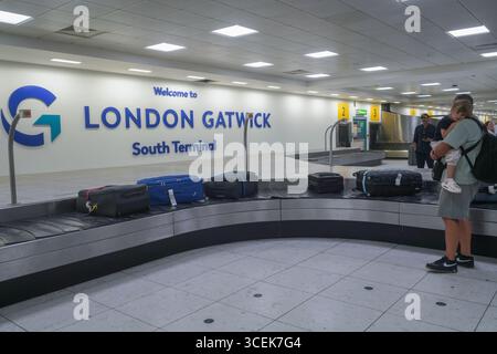 Gatwick, Regno Unito 18 agosto 2025. I passeggeri in attesa di ritirare i loro bagagli agli arrivi del Terminal Sud dell'aeroporto di Gatwick. I gestori dei bagagli rappresentati dall' Unione delle TIC hanno sospeso lo sciopero che avrebbe avuto luogo dal 22 -26 agosto dopo che è stata presentata una nuova offerta di pagamento . Amer Ghazzal/Alamy Live News Foto Stock