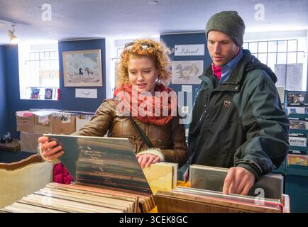Coppia giovane guardando islandese musica vinile record per la vendita all'interno di 12 record Tónar shop, Skólavörðustíg, Miðborg, Reykjavík, Islanda Foto Stock