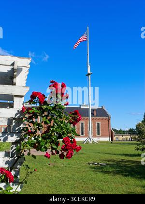 Veduta della palo della bandiera americana al centro dei giardini del sito storico nazionale di Fort Smith, Fort Smith, Arkansas, maggio 2025 Foto Stock