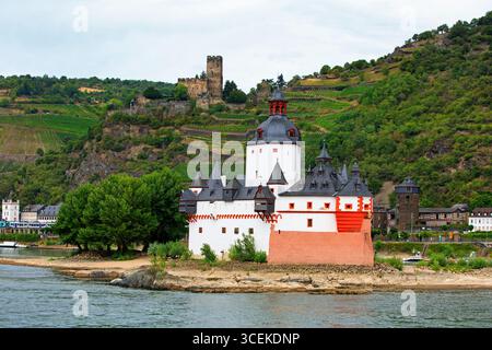 Il castello di Pfalzgrafenstein si trova sull'isola di Falkenau, con il castello di Gutenfels sulla sommità del monte, situato vicino a Kaub, in Germania Foto Stock