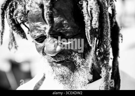 Morgan Bay, Saint Lucia - 27 dicembre 2015: Un Rastafariano locale sulla spiaggia di Soufrière, Saint Lucia Foto Stock