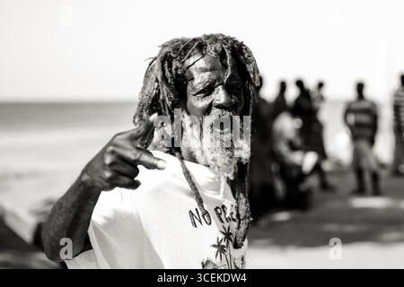 Morgan Bay, Saint Lucia - 27 dicembre 2015: Un Rastafariano locale sulla spiaggia di Soufrière, Saint Lucia Foto Stock