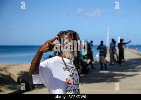 Morgan Bay, Saint Lucia - 27 dicembre 2015: Un Rastafariano locale sulla spiaggia di Soufrière, Saint Lucia Foto Stock