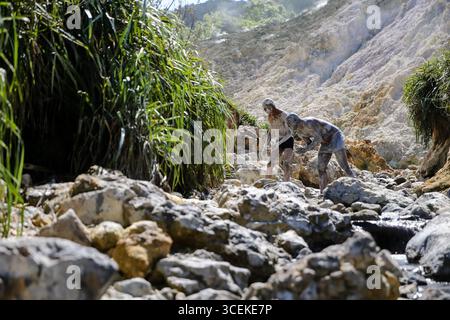 Soufrière, Saint Lucia – 27 dicembre 2015: Persone che si godono le sorgenti geotermali di zolfo e le piscine di fango vulcanico nell'unico vulcano drive-in al mondo Foto Stock