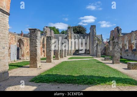 Rovine del gotico Paterskerk del XIII secolo, la seconda chiesa di beghinaggio più antica del Belgio nella città di Tienen / Tirlemont, Brabante fiammingo Foto Stock