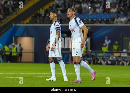 Udine, Italia. 13 agosto 2025. Il difensore del Tottenham Hotspur Cristian Romero (17) e il difensore del Tottenham Hotspur Micky van de Ven (37) durante la finale di Supercoppa UEFA Paris Saint-Germain vs Tottenham Hotspur allo Stadio Friuli di Udine, Italia il 13 agosto 2025Credit: Alex Young/Every Second Media Credit: Every Second Media/Alamy Live News Foto Stock