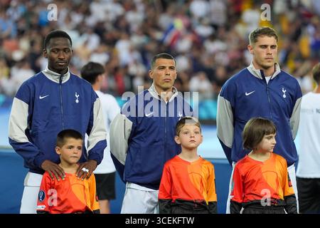 Udine, Italia. 13 agosto 2025. Il centrocampista del Tottenham Hotspur FC Pape Matar Sarr (29), il difensore del Tottenham Hotspur FC Pedro Porro (23) e. Micky van de Ven, difensore del Tottenham Hotspur FC (37) durante la finale della Supercoppa UEFA Paris Saint-Germain contro Tottenham Hotspur FC allo Stadio Friuli, Udine, Italia il 13 agosto 2025Credit: Alex Young/Every Second Media Credit: Every Second Media/Alamy Live News Foto Stock