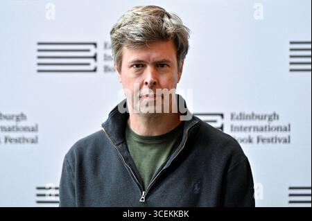Edimburgo, Scozia, Regno Unito. 18 agosto 2025. Festival internazionale del libro di Edimburgo: Vincitore del premio Booker 2025 per il suo romanzo Flesh, l'autore ungherese-britannico David Szalay alla photocall ufficiale. Crediti: Craig Brown/Alamy Live News Foto Stock