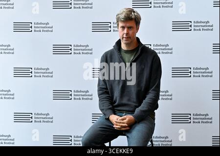 Edimburgo, Scozia, Regno Unito. 18 agosto 2025. Festival internazionale del libro di Edimburgo: Vincitore del premio Booker 2025 per il suo romanzo Flesh, l'autore ungherese-britannico David Szalay alla photocall ufficiale. Crediti: Craig Brown/Alamy Live News Foto Stock