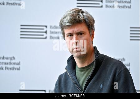 Edimburgo, Scozia, Regno Unito. 18 agosto 2025. Festival internazionale del libro di Edimburgo: Vincitore del premio Booker 2025 per il suo romanzo Flesh, l'autore ungherese-britannico David Szalay alla photocall ufficiale. Crediti: Craig Brown/Alamy Live News Foto Stock