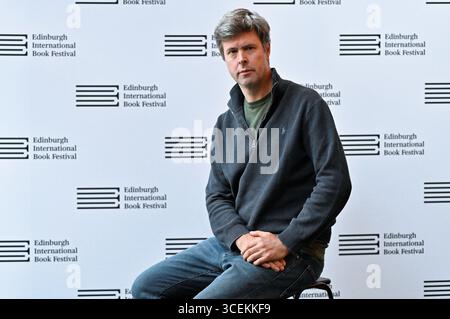 Edimburgo, Scozia, Regno Unito. 18 agosto 2025. Festival internazionale del libro di Edimburgo: Vincitore del premio Booker 2025 per il suo romanzo Flesh, l'autore ungherese-britannico David Szalay alla photocall ufficiale. Crediti: Craig Brown/Alamy Live News Foto Stock