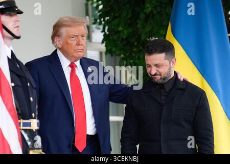 Washington DC, Stati Uniti. 18 agosto 2025. Il presidente degli Stati Uniti Donald J Trump saluta il presidente ucraino Volodymyr Zelenskyy prima del loro incontro con i leader europei alla Casa Bianca di WashingtonDC, USA, il 18 agosto 2025.credito: Yuri Gripas/Pool via CNP/MediaPunch credito: MediaPunch Inc/Alamy Live News Foto Stock