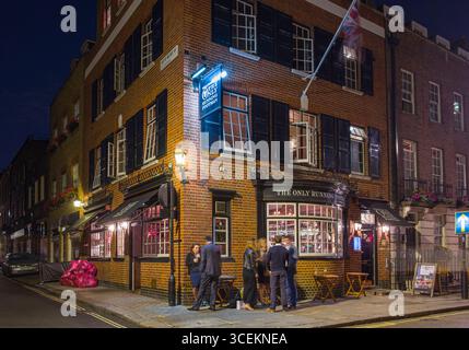 Persone in piedi fuori in esecuzione solo un fante pub di notte, Charles Street, Mayfair, City of Westminster, Londra, Inghilterra, Regno Unito Foto Stock