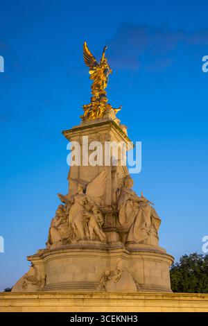 Vittoria alata in cima al pilone centrale al di sopra della statua in trono della Regina Victoria, Victoria Memorial, City of Westminster, Londra, Inghilterra Foto Stock