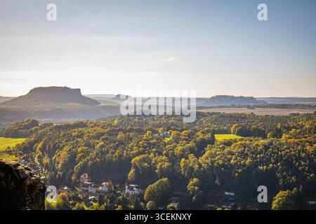 Vista delle montagne da tavola e delle valli boscose nel Parco Nazionale della Svizzera sassone in Germania con campi, villaggi rurali e paesaggio verde Foto Stock