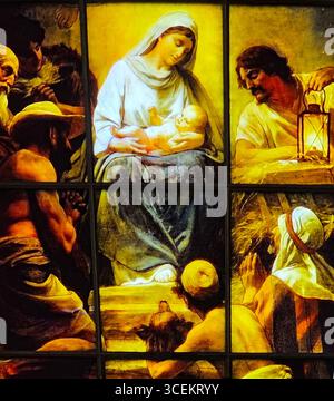 Una vetrata color oro che mostra la Natività di Gesù, con Maria, Giuseppe, pastori e angeli. Situato all'interno della storica Berlin Cathedr Foto Stock