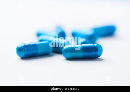 Capsule di aminoacidi su sfondo luminoso. Messa a fuoco morbida. Primo piano. Copia spazio. Foto Stock