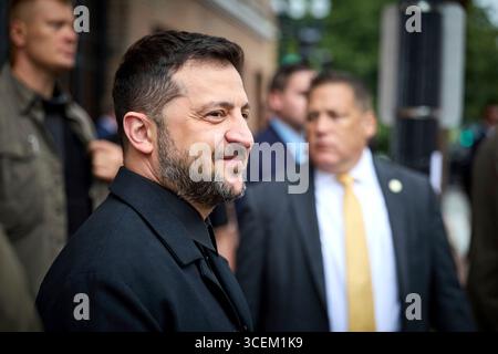 Washington, Stati Uniti. 18 agosto 2025. Il presidente ucraino Volodymyr Zelenskyy sorride mentre accoglie i leader europei per un incontro strategico presso l'ambasciata Ucraina, 18 agosto 2025, a Washington, DC l'incontro è in preparazione per gli incontri con il presidente degli Stati Uniti Donald Trump più avanti nella giornata. Credito: Presidenza Ucraina/Ufficio stampa presidenziale ucraino/Alamy Live News Foto Stock